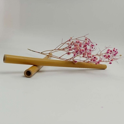 버릴 수 있는 특정 개인 앞 대나무 밀짚