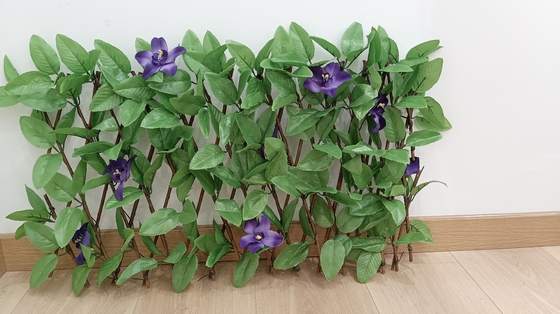 장식적 플라스틱 녹색 식물 매트 패널 인조잎은 야외인 것 얻기 위해 상대와 경쟁합니다
